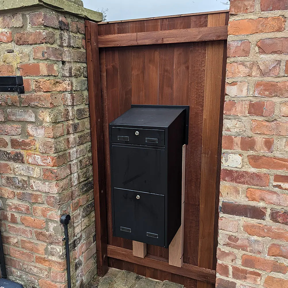 Post and parcel box Sigma black rear view mounted in gate