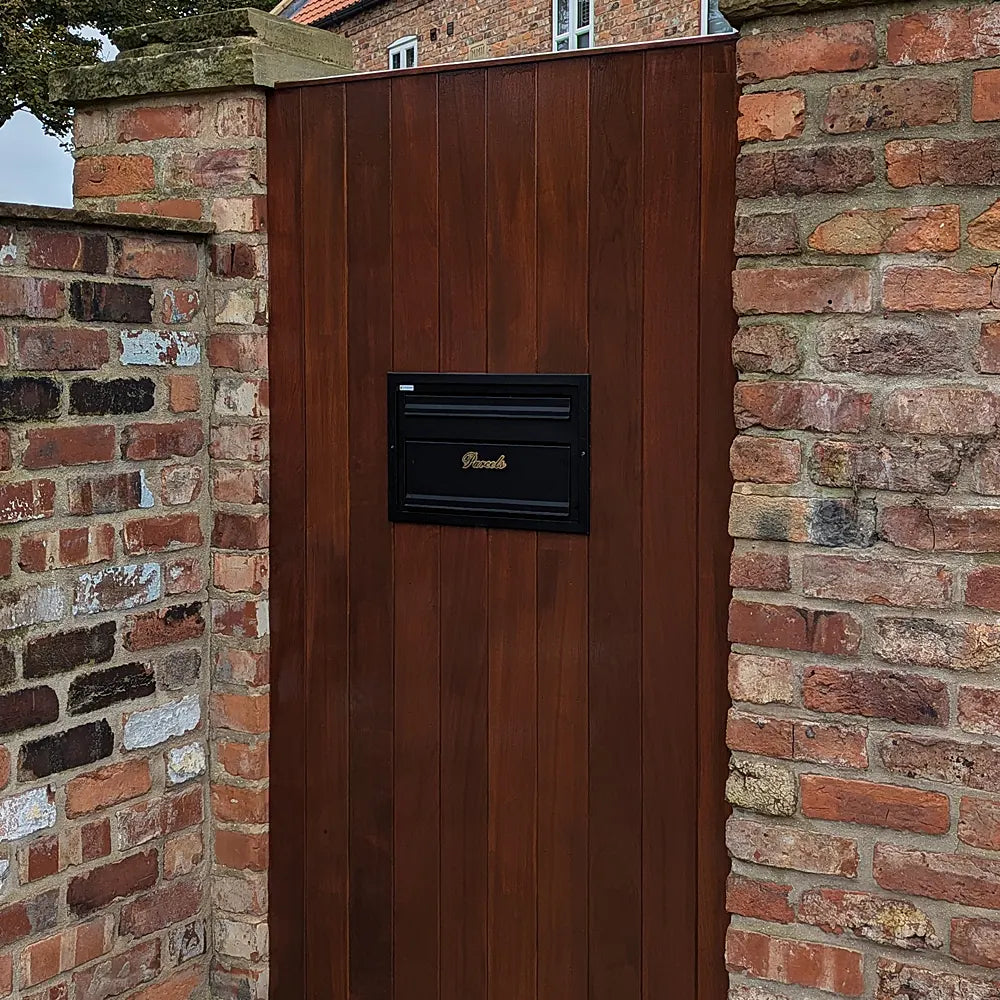 Post and parcel box Sigma black front view mounted in gate